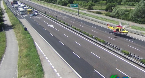 Schianto in autostrada, muore il conducente di un'auto: ferite tre persone, tra cui due minori