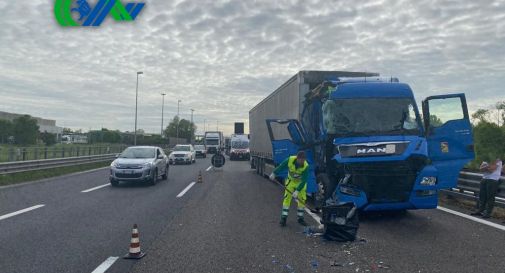 Incidente tra due camion e un furgone lungo l'autostrada