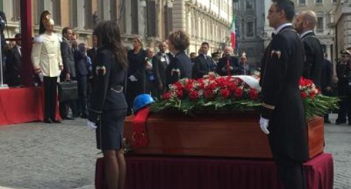 Pugni alzati, 'Bella ciao' e bandiere rosse per l'ultimo saluto a Pietro Ingrao