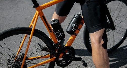 Malore improvviso, ciclista finisce nel dirupo