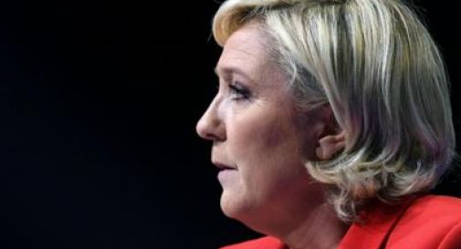 Lancio di uova per Marine Le Pen in Bretagna
