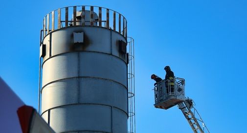 Incendio in azienda a Meduna di Livenza: paura per un silo a fuoco