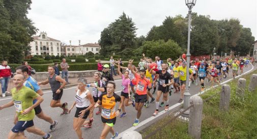 un passaggio della mezza davanti a villa Bassi