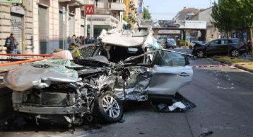 Fugge dopo aver travolto un'auto con il suv uccidendo il conducente