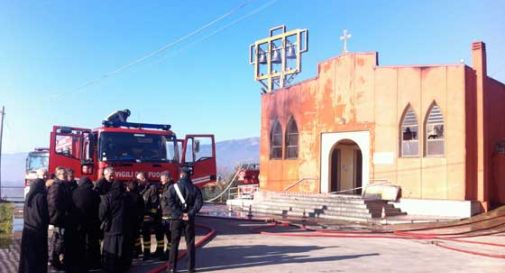 Incendio distrugge la chiesa ortodossa di Montaner