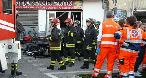 22enne a tutta velocità contro un bar. Muoiono quattro giovani. 