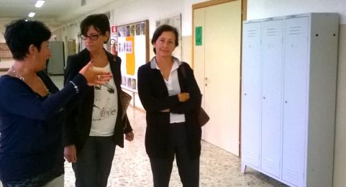 Aule in spogliatoio e bagni senza porte, Bisinella visita l'agraria