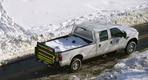 Bimba fermata alla guida di un pick-up: 