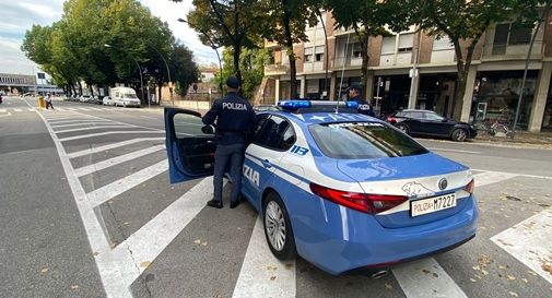 Ubriaco alla guida non riesce a tenere nemmeno l'auto in strada