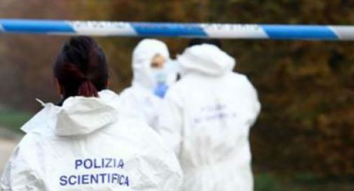 Milano, trovata morta con coltello nel petto