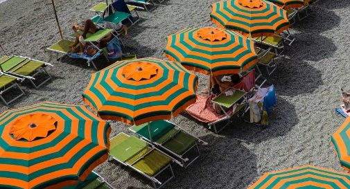 Fulmine si abbatte sulla spiaggia, quattro feriti, uno è grave