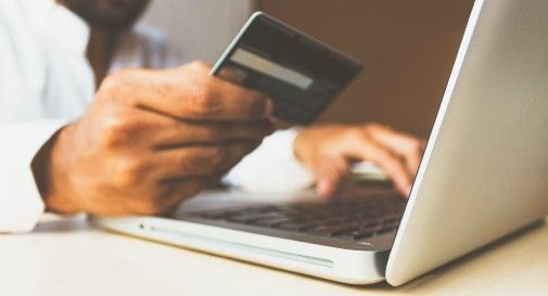 Casier, compra un divano via web, paga mille euro ma non arriva nulla