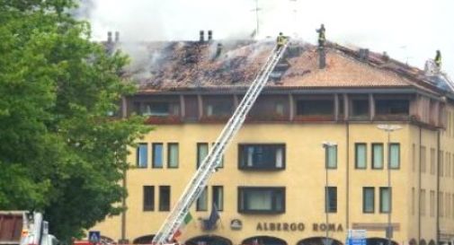 Albergo Roma, via allo sgombero del materiale