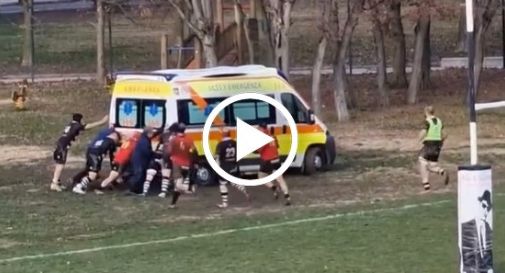 Ambulanza impantanata alla partita di Rugby, la 