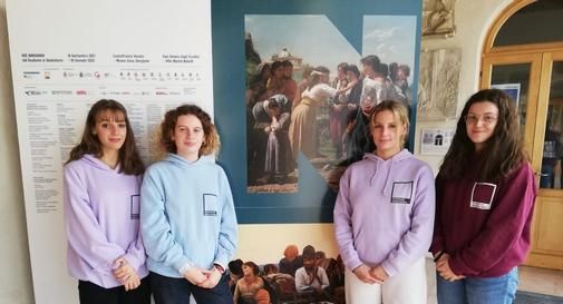 Alcune studentesse per l'alternanza scuola-lavoro presso la mostra dedicata a Noè Bordignon