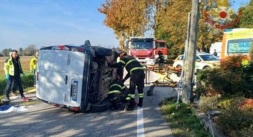 San Biagio, si ribalta col furgoncino in mezzo alla strada