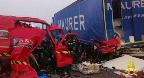 Si schianta col furgone sul camion in sosta: morto un 40enne