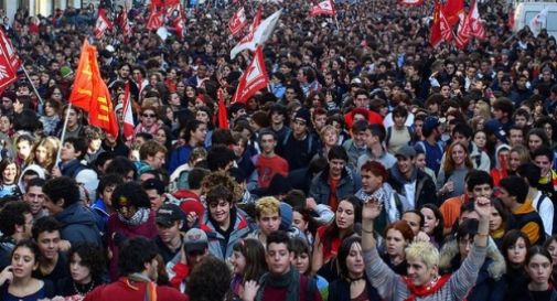 Studenti, corteo e assemblea sotto la Torre Civica