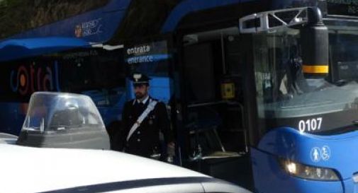 Aggredisce autista dell'autobus e due agenti, arrestato