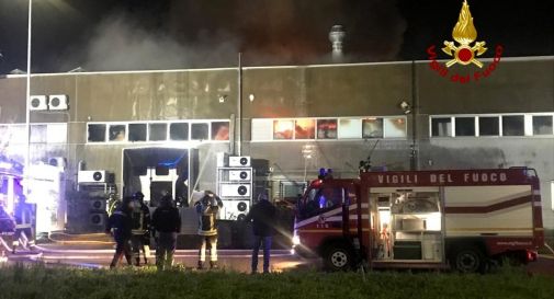 Grosso incendio distrugge il capannone