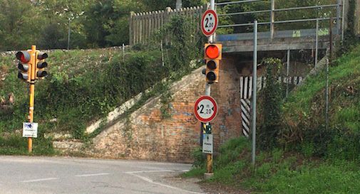 Treviso, sottopasso di via Piave: troppe auto non rispettano il rosso,  arrivano le telecamere, Oggi Treviso, News