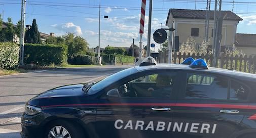 Pullman intrappolato tra le sbarre del passaggio a livello: treno bloccato in tempo