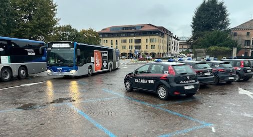 autobus mom e pattuglie carabinieri