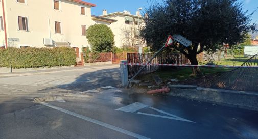 Vittorio Veneto, auto sfonda ringhiera e idrante