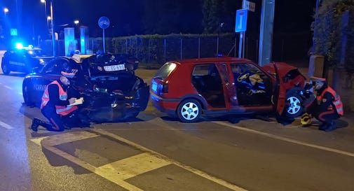 Auto tampona pattuglia dei carabinieri, feriti gli occupanti  