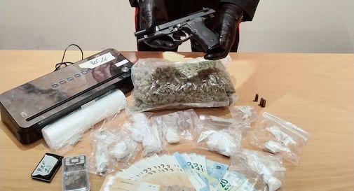 droga, pistola, soldi sequestrati