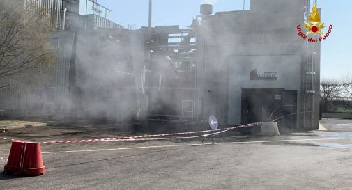 Esplosione e incendio, allarme in fabbrica