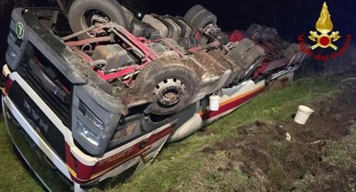 Camion cisterna si rovescia, conducente salvato dai Vigili del Fuoco