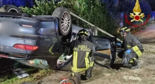 Fiamme all'auto, esce dall'abitacolo dal finestrino