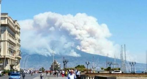 Vesuvio va a fuoco, evacuate le case