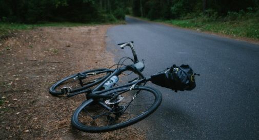 Esce di strada con la bici e cade rovinosamente: muore a 44 anni