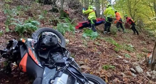 Sulla strada per il rifugio esce dalla carreggiata con la moto e cade per una trentina di metri