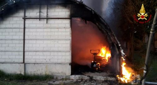 Casier, grosso incendio all'ex allevamento di polli