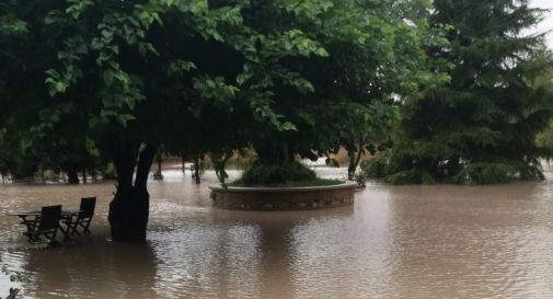 un'immagine del Piave che invade i giardini privati delle aree golenali