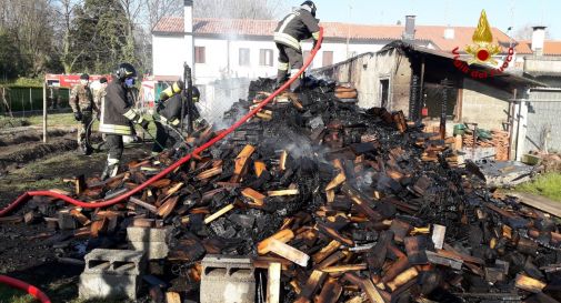 Paura a Oderzo, baracca distrutta dal fuoco in giardino