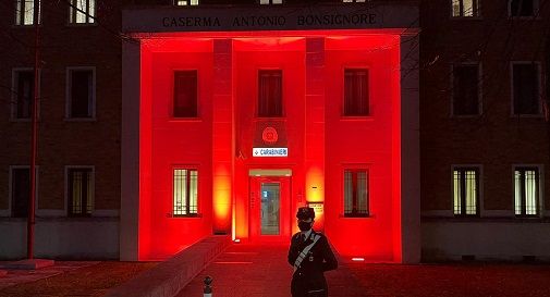 Dall'imbrunire le caserme dei Carabinieri di Conegliano e Vittorio Veneto colorate di arancione