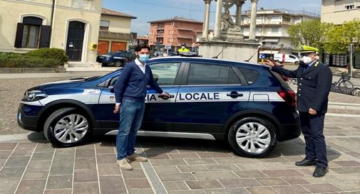 Il sindaco Durighetto con la nuova autovettura della Polizia Locale