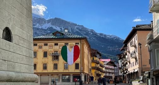 A Cortina un grande cuore tricolore per ricordare chi soffre, Oggi Treviso, News