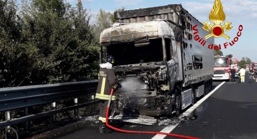 A4 camion a fuoco lungo l'autostrada