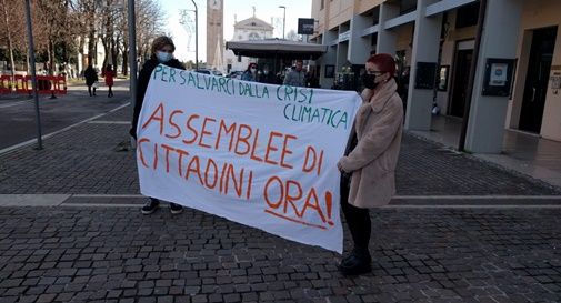 I Ribelli all'Estinzione in piazza a Mogliano