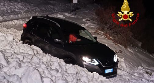 Auto bloccata nella neve sul Col Visentin