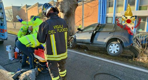 Resana, esce di strada con l'auto e finisce contro un platano