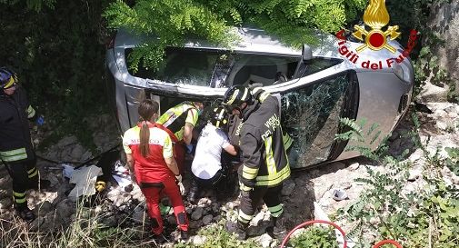 Cornuda, finisce nel canale senz'acqua con l'auto e rimane su una fiancata 