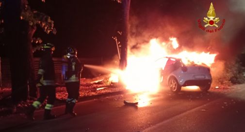 Vazzola, finisce contro il palo del semaforo e l'auto prende fuoco