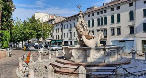 Conegliano, a mollo nudi nella fontana in piena notte 