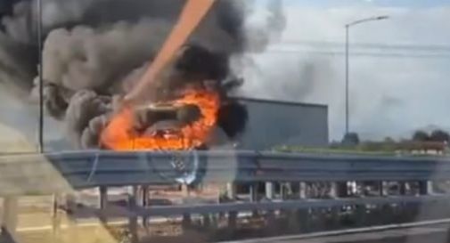 Casale, camion a fuoco in autostrada